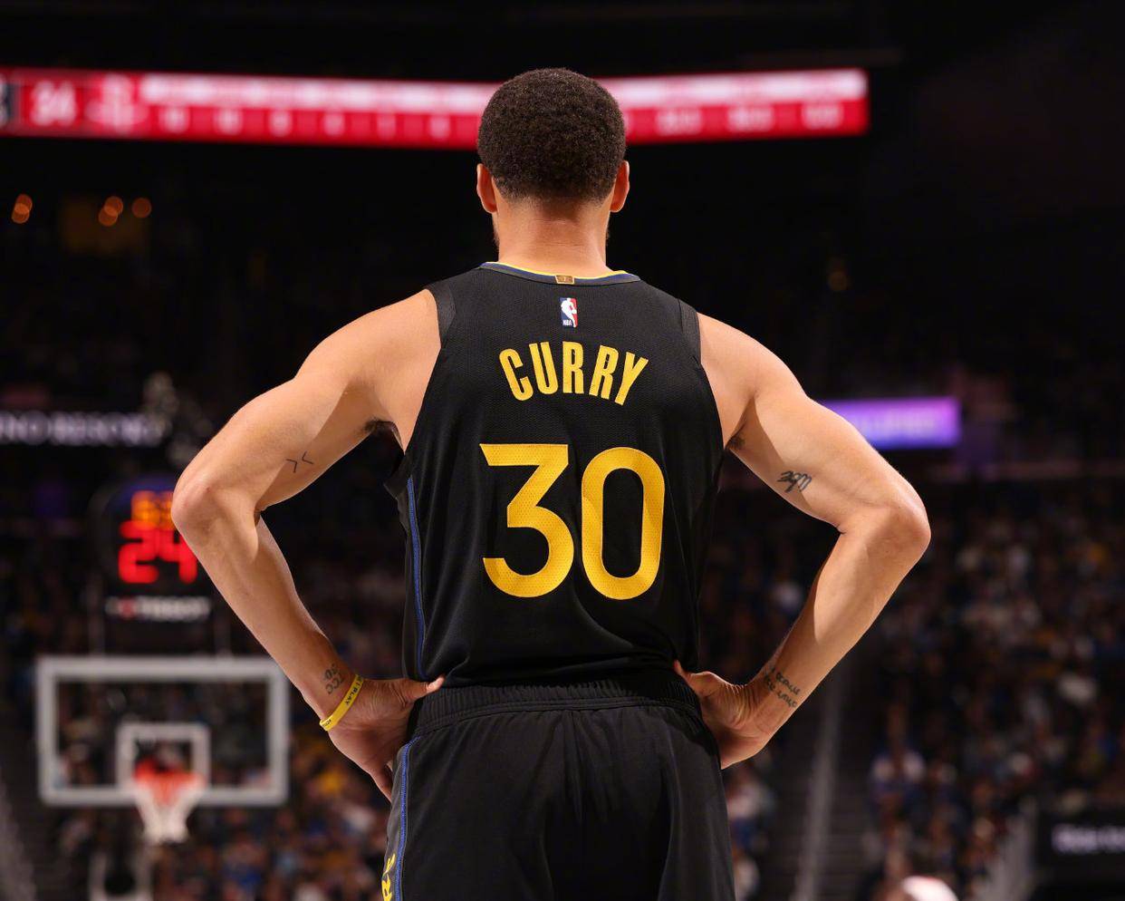 火箭翻盘尼克斯，库里扛起全队