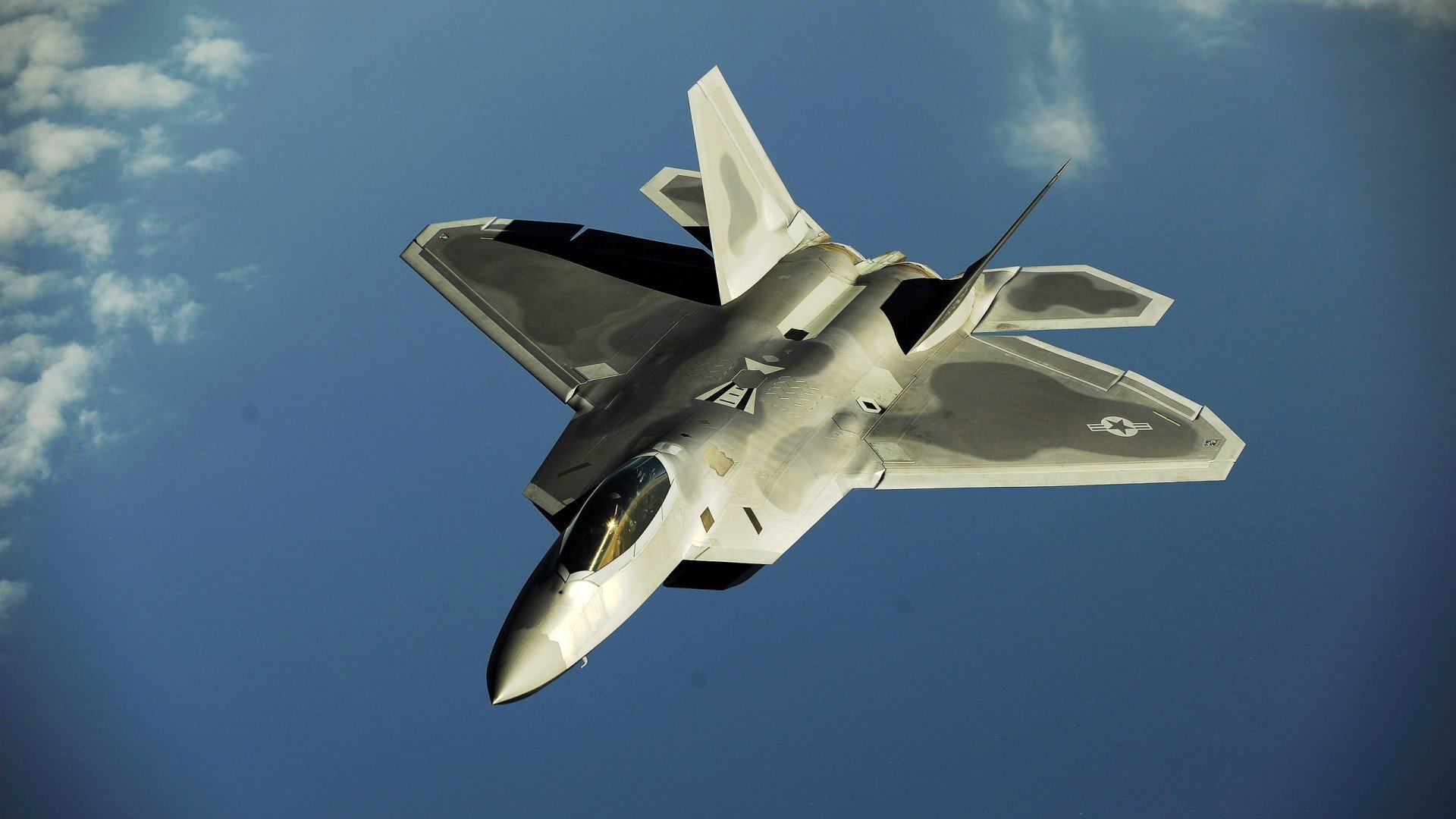 红龙战术锁链束缚雄狮，莱万利刃穿透喀麦隆防线